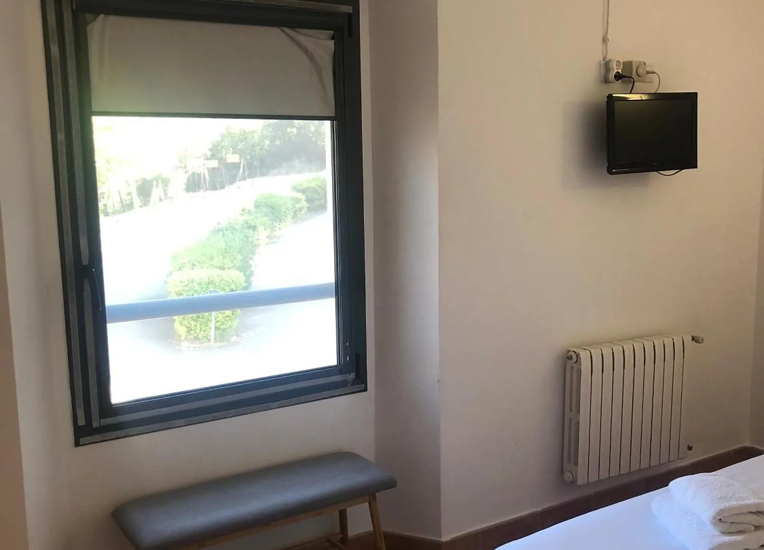 Hostal La Salut De Terrades 3*,